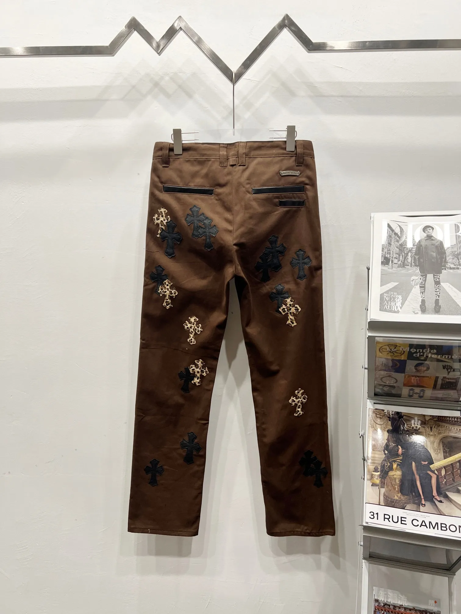 P260 Style No.: (c046) ChromeHearts & ChromeHearts brown casual pants and jeans, original hardware accessories, washed and other hanging tags, QR code analysis is from the original factory, high degree of restoration, you are welcome to compare the products~ Three-dimensional version Loose and comfortable, not picky about the figure, taller and slimmer, factory Seiko, original quality control, same style for men and women, can be matched with couples, versatile recommendation, must-have jeans for all seasons, fashionable people have been disappointed From the quality selection of fabrics, the tailoring of details, and the matching of patterns, everything is impeccable! The upper body is so handsome when worn...it can be easily worn by men, women and children! The craftsmanship is made of heavy-duty washed pure cotton denim fabric. After washing, it is soft and thick and looks very stylish when worn. Size: 28, 30, 32, 34, 36 (S-XXL) Color: Brown